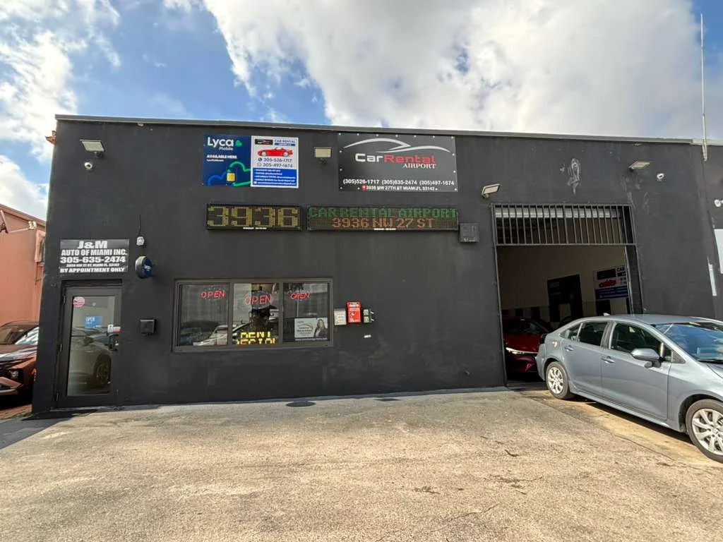 Car Rental Airport Miami vehicles and team